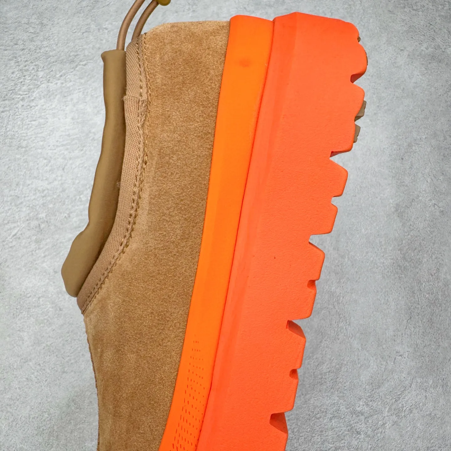 Pick up locally 💰640 UGG 4096 Tasman shallow mouth autumn and winter sheep fur integrated snow boots. All shoes are made from the same factory as ZP. Longfeng A-grade Australian imported sheep fur integrated men's and women's boots. Brand OEM production line. Fully follow the ZP process. OEM original pattern maker. Adhering to the principle of no original shoes and no development selection. Pay attention to every detail. The most authentic version on the market. TREADLITE "Light Wing" technology outsole. Lightweight/durable/flexible/pile size: 35 36 37 38 39 40 41 42 43 44 45 Coding: by3936030